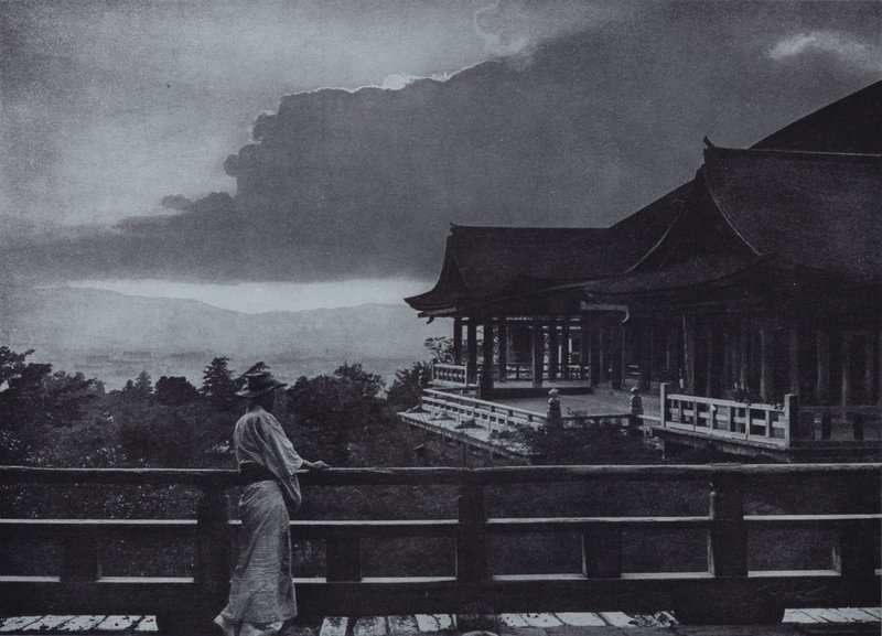 ضوء القمر في Kiyomizu-dera (صورة بالأبيض والأسود) بواسطة هربرت بونتينج