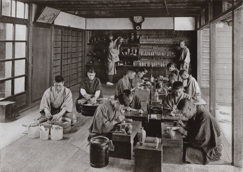 غرفة العمل والموظفين في Namikawa (b / w photo) بواسطة هربرت بونتينج