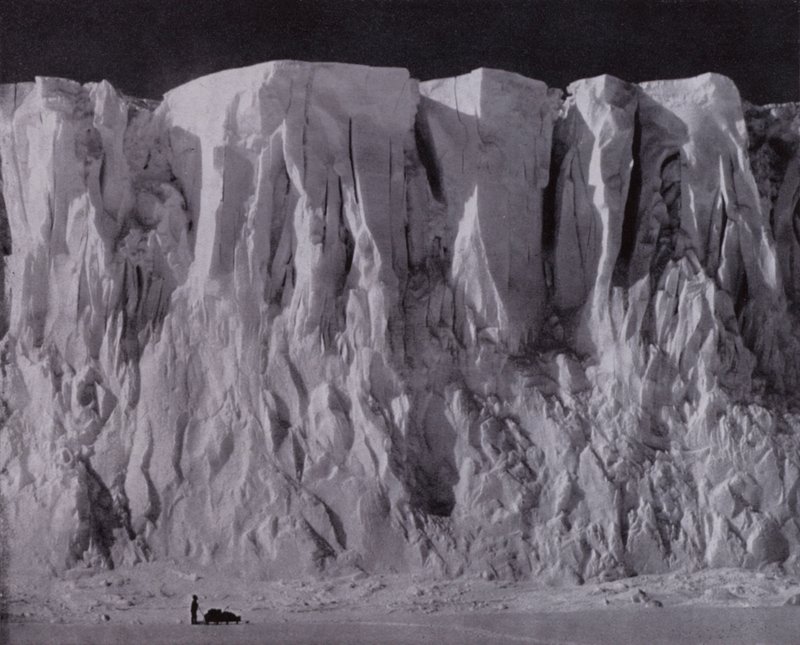 The ramparts of Mount Erebus (b/w photo) بواسطة هربرت بونتينج