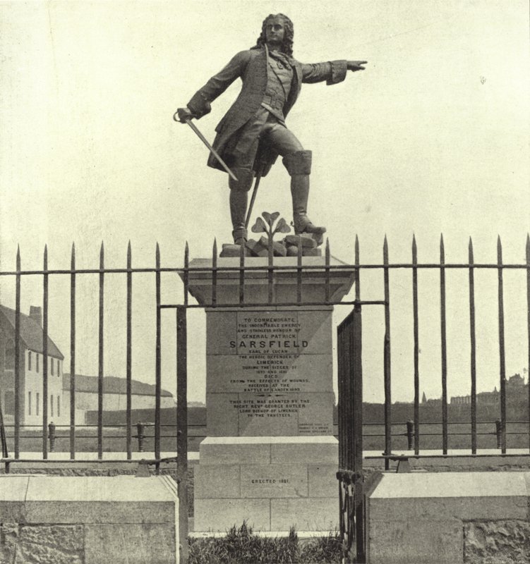 The Sarsfield Statue, Limerick (b/w photo) بواسطة مصور ايرلندي