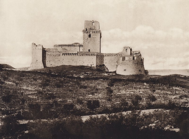 أسيزي: La Rocca ، القرن الرابع عشر (b / w photo) بواسطة مصور إيطالي