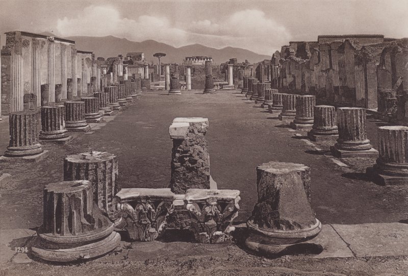 بازيليكا (b / w photo) بواسطة مصور إيطالي