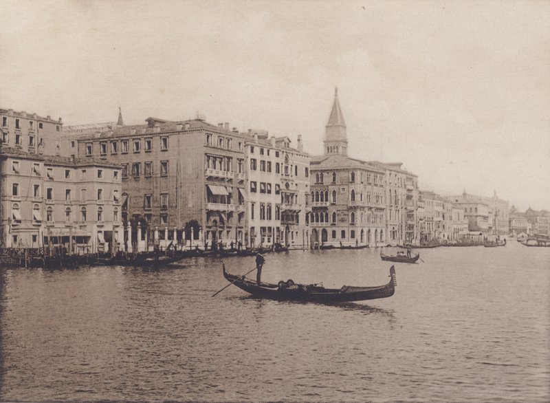 القناة الكبرى ، الفنادق (b / w photo) بواسطة مصور إيطالي