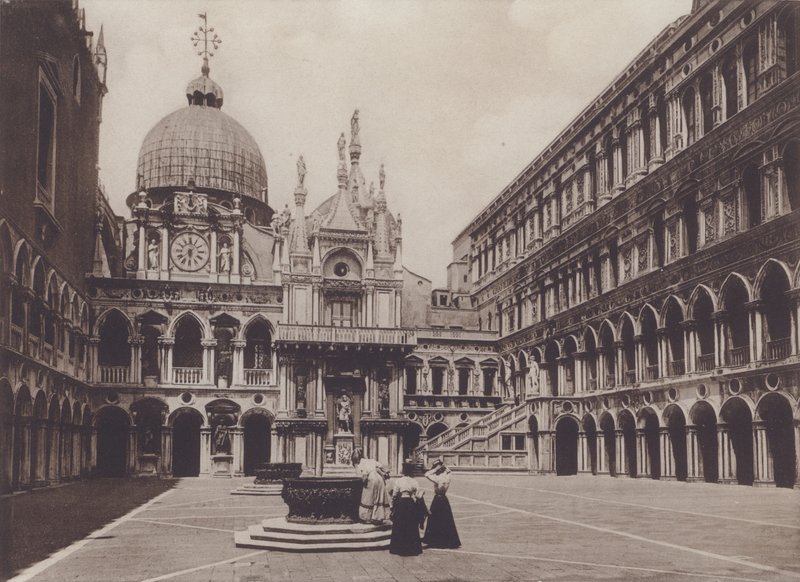 فناء Palazzo Ducale (صورة b / w) بواسطة مصور إيطالي