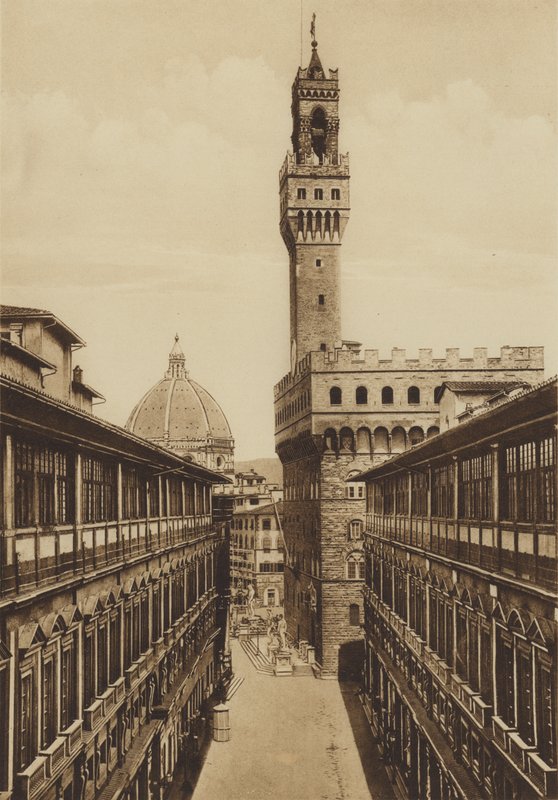 Firenze / فلورنسا: Porticoes of the Uffizi ، تم بناؤه وفقًا لتصميم Vasari (b / w photo) بواسطة مصور إيطالي