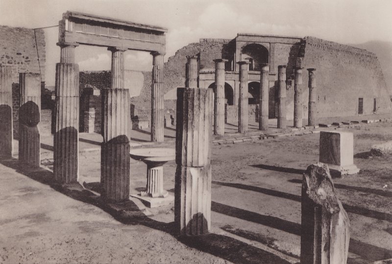 Foro Triangolare ، المنتدى الثلاثي (صورة b / w) بواسطة مصور إيطالي