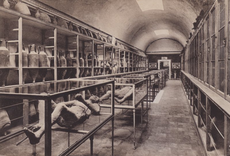 Interno del Museo, The interior of the museum (b/w photo) بواسطة مصور إيطالي