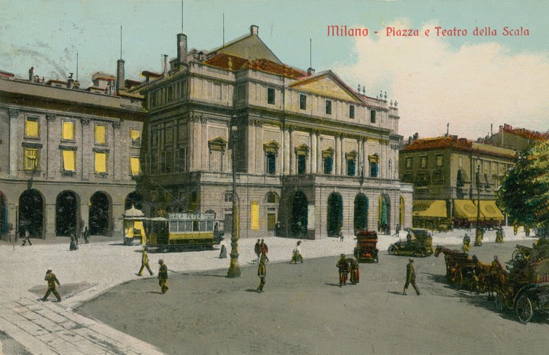 ميلانو - ساحة ومسرح ألا سكالا. أُرسلت البطاقة البريدية عام 1913. بواسطة مصور إيطالي