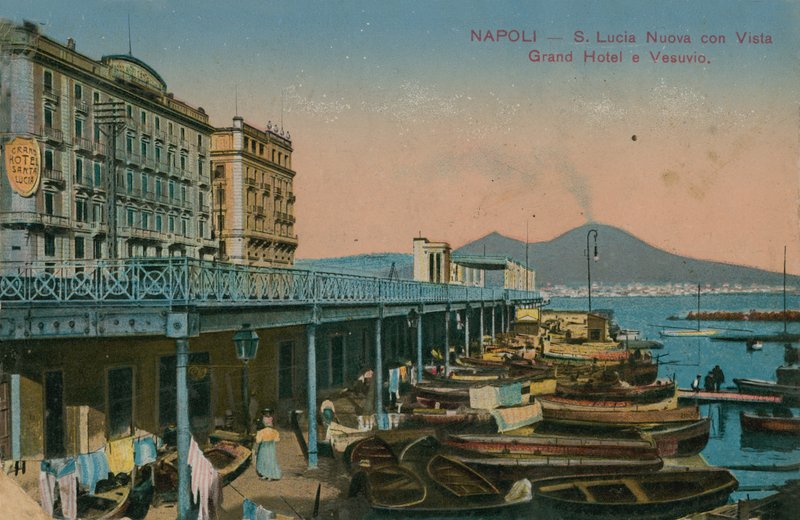 نابولي - إطلالة على فندق جراند سانتا لوسيا وجبل فيسوفيوس. أُرسلت البطاقة البريدية عام 1913. بواسطة مصور إيطالي