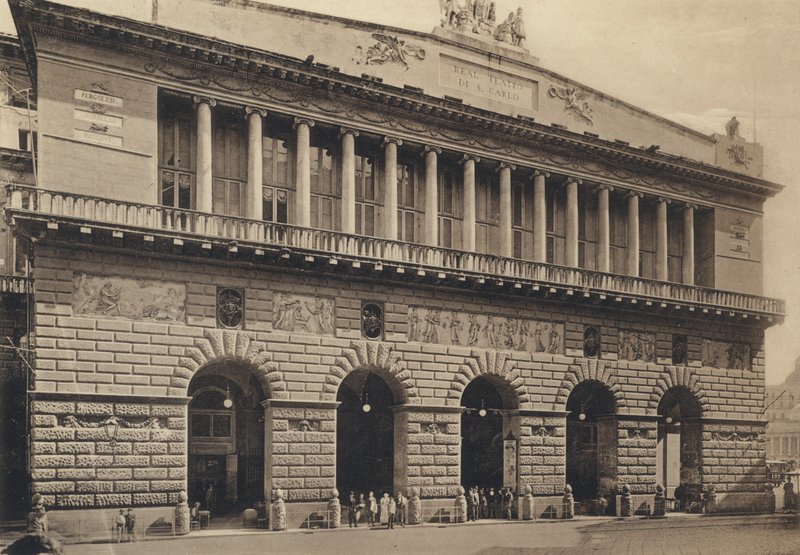 نابولي: S Carlo Theatre Facade (b / w photo) بواسطة مصور إيطالي
