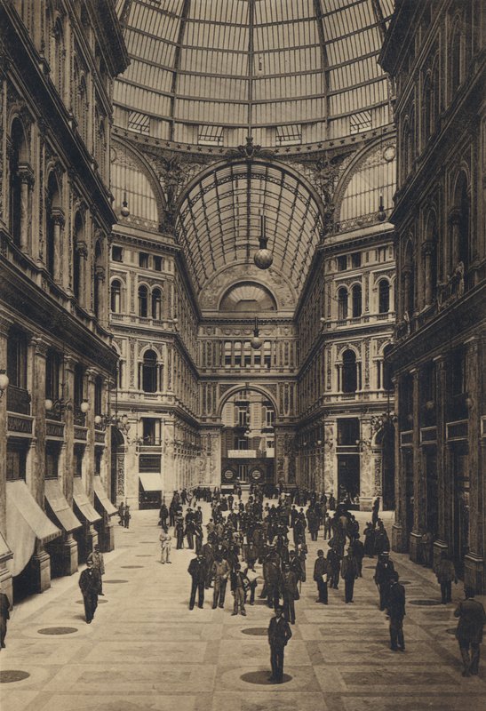 نابولي: داخل Galleria Umberto I (b / w photo) بواسطة مصور إيطالي