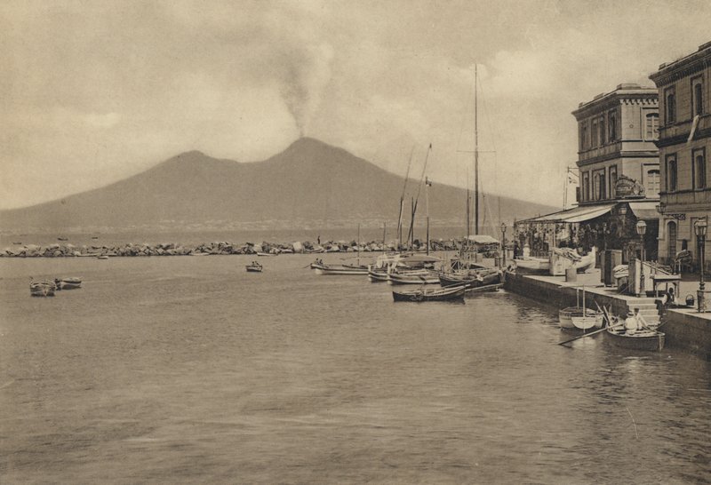 نابولي: S Lucia Col Vesuvio (b / w photo) بواسطة مصور إيطالي