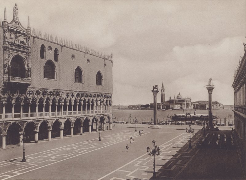 Piazzetta (b / w photo) بواسطة مصور إيطالي