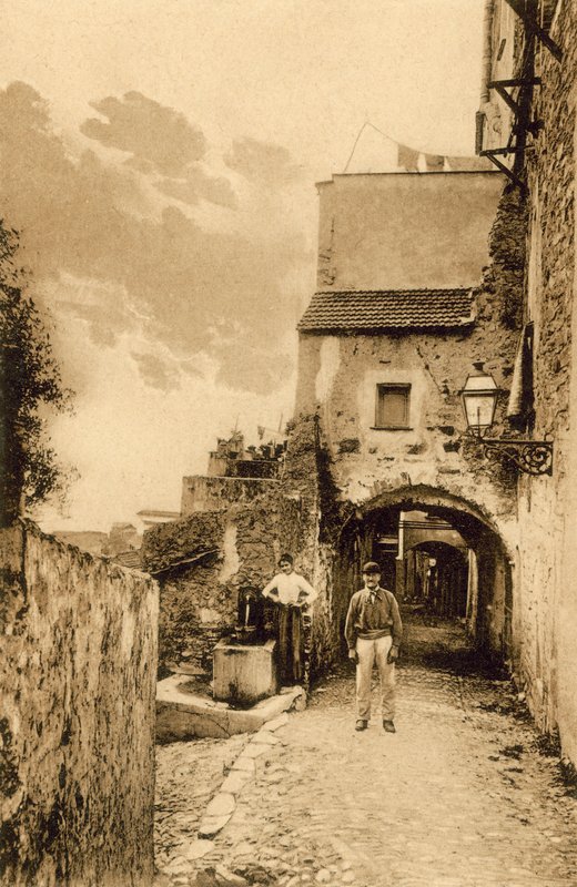 San Remo, Citta Vecchia, Porta Candellieri (b/w photo) بواسطة مصور إيطالي