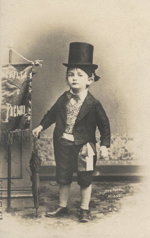 Small boy in a suit (b/w photo) بواسطة مصور إيطالي