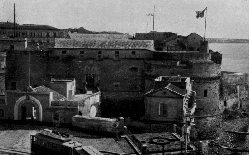 Taranto, Castello Colombino, Caserma R Marina (b/w photo) بواسطة مصور إيطالي