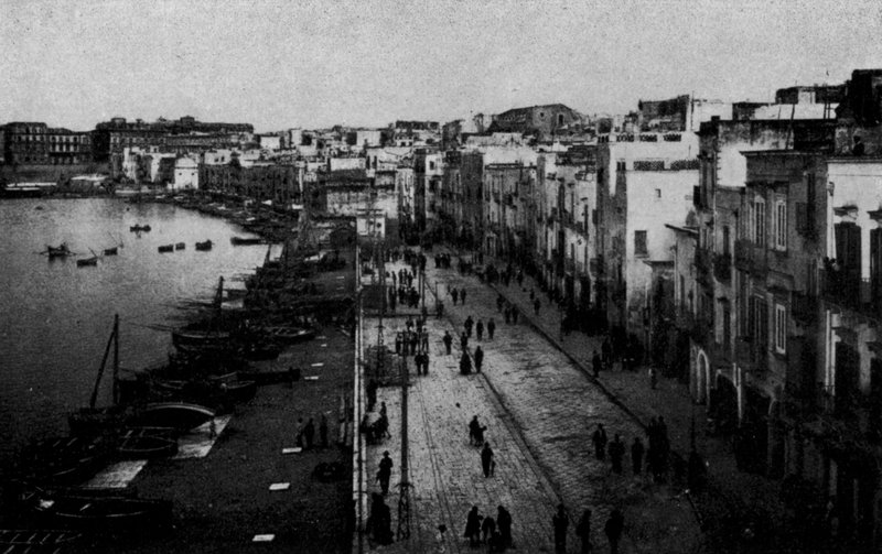 Taranto, Citta vecchia, Panorama (b/w photo) بواسطة مصور إيطالي