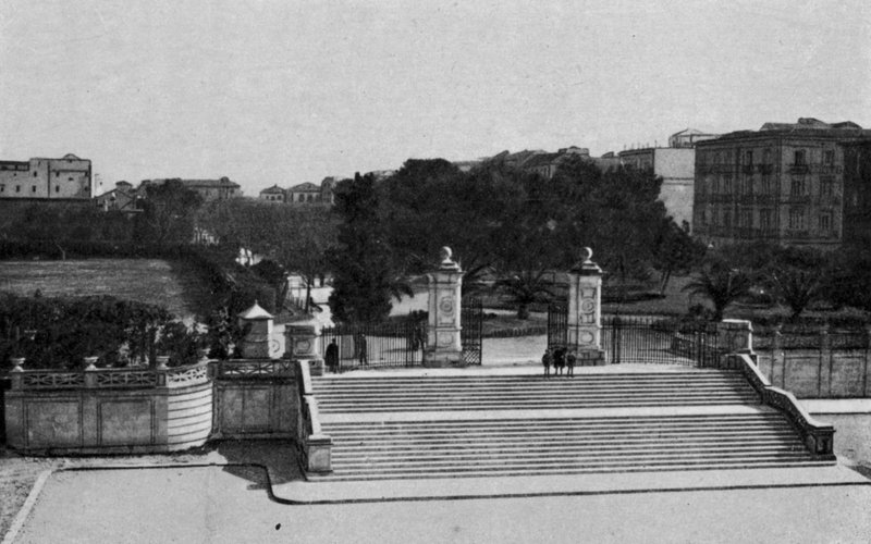 Taranto, Ingresso principale Villa Peripato (b/w photo) بواسطة مصور إيطالي
