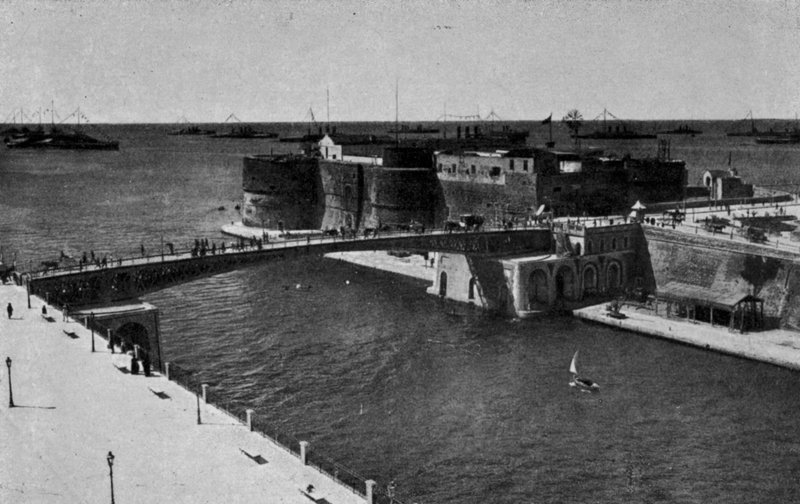 Taranto, Ponte girevole chiuso, Le forze navali riunite con gran pavese a mar grande (b/w photo) بواسطة مصور إيطالي