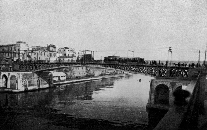 Taranto, Ponte girevole chiuso e citta vecchia (b/w photo) بواسطة مصور إيطالي