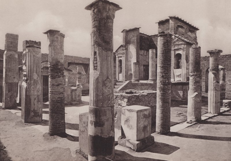 Tempio Di Iside ، Temple of Isis (صورة b / w) بواسطة مصور إيطالي