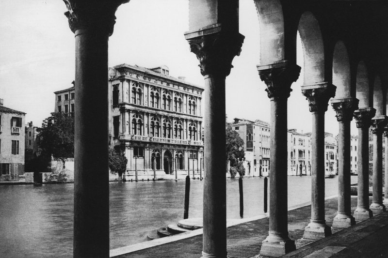 Venezia, Canal Grande, Palazzo Vendramin (b/w photo) بواسطة مصور إيطالي