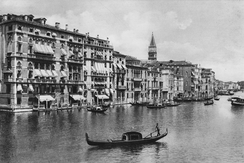 البندقية والقناة الكبرى والفنادق (صورة b / w) بواسطة مصور إيطالي