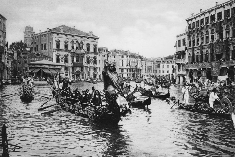 Venezia, Canal Grande in festa (b/w photo) بواسطة مصور إيطالي