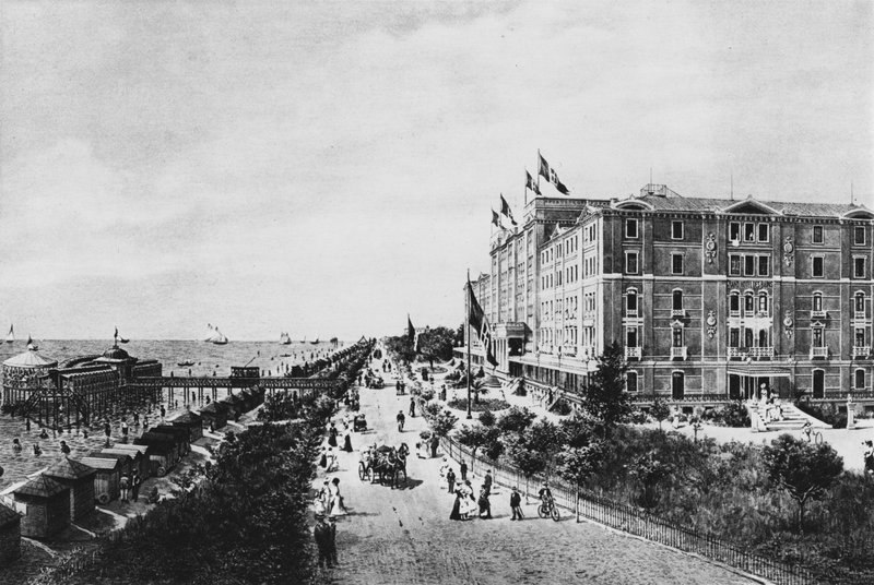 Venezia, Lido, Grand Hotel des Bains (b/w photo) بواسطة مصور إيطالي