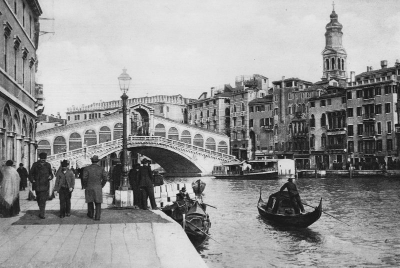 البندقية ، جسر ريالتو (صورة b / w) بواسطة مصور إيطالي