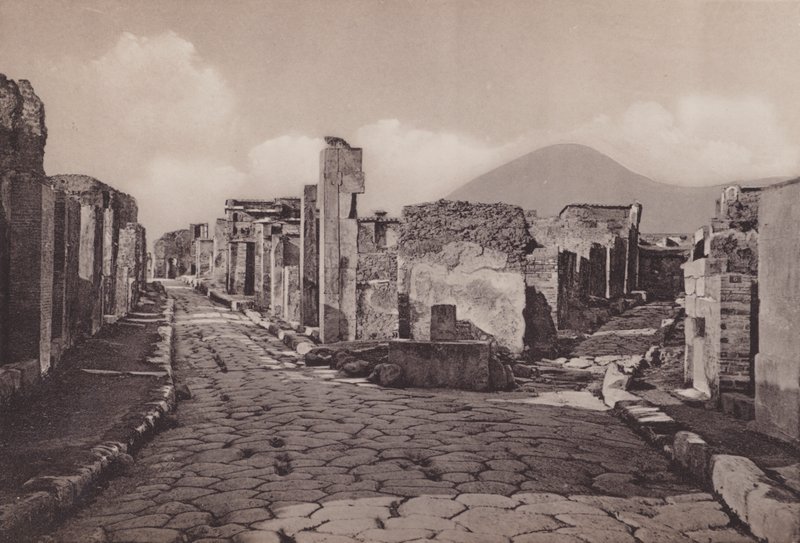 عبر Consolare و Porta Di Ercolano ، طريق القنصلية ، بوابة Herculanum (صورة b / w) بواسطة مصور إيطالي