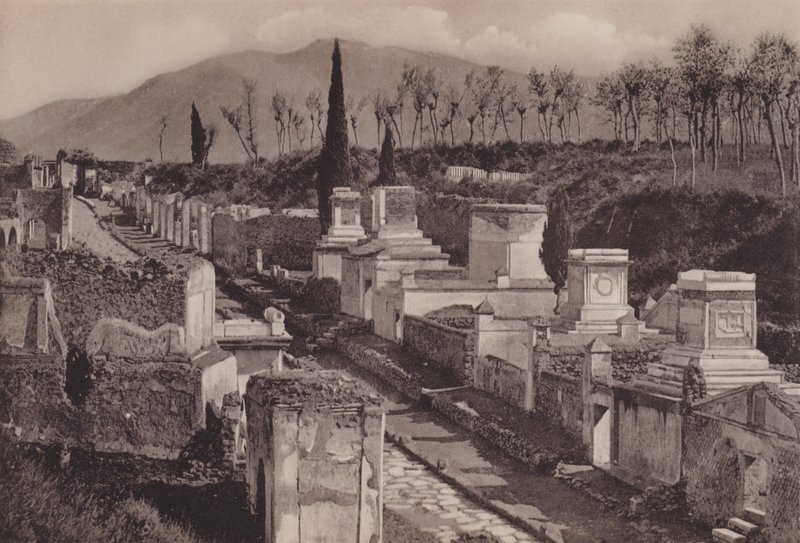 عبر Delle Tombe ، شارع المقابر (b / w photo) بواسطة مصور إيطالي