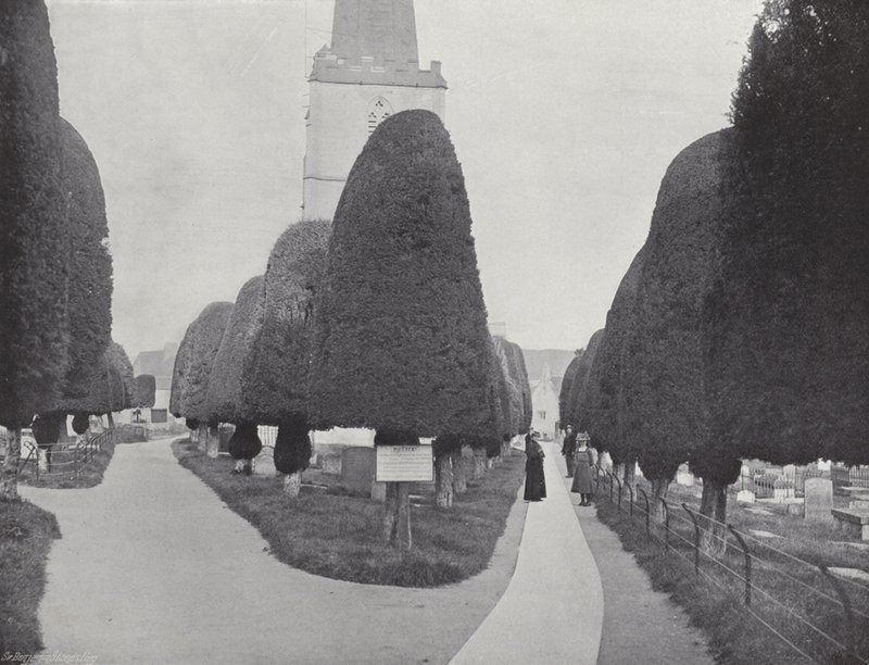 لقطة من الكنيسة ، Painswick Churchyard بواسطة ج. بنيامين ستون