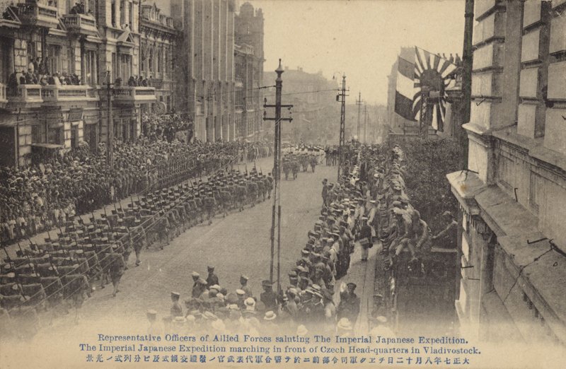 القوات اليابانية تسير بالقرب من المقر التشيكي ، فلاديفوستوك ، الحرب الأهلية الروسية ، c1919 بواسطة مصور ياباني