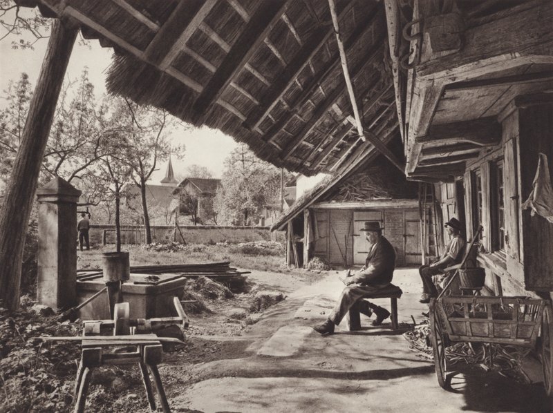 سويسرا: Bernese Farm-House ، تحت سقف المنزل المكشوف (b / w photo) بواسطة جين جابريل