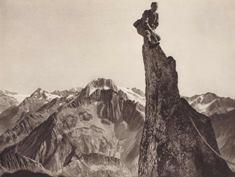 سويسرا: Gendarme على Sonnigwichel ، وتتطلع نحو Oberalpstock (b / w photo) بواسطة جين جابريل