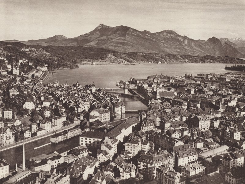 سويسرا: لوسيرن ، من Gutsch ، مطلة على البحيرة و Rigi (b / w photo) بواسطة جين جابريل
