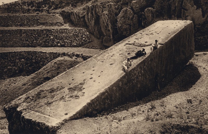 بعلبك ، الحجر العظيم (b / w photo) بواسطة كارل جروبر