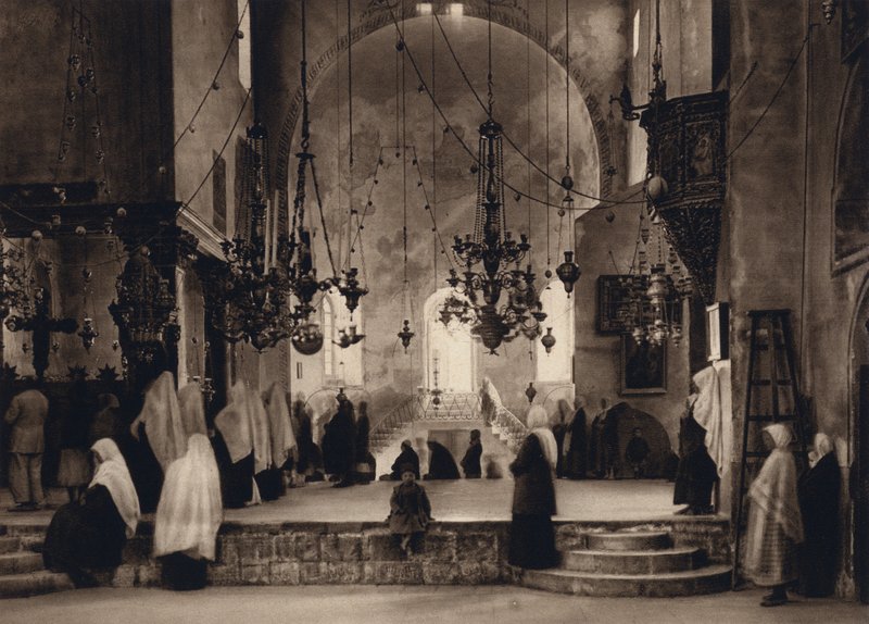 بيت لحم ، خدمة في كنيسة المهد (b / w photo) بواسطة كارل جروبر