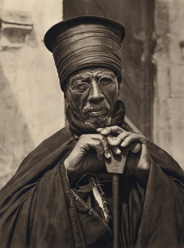 القدس ، الكهنة الحبشة (b / w photo) بواسطة كارل جروبر