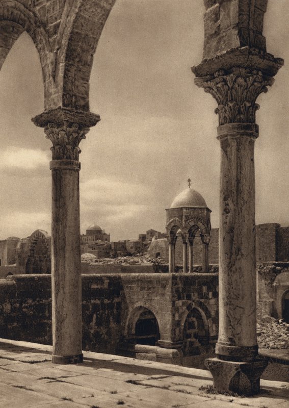 القدس ، الممرات في مكان الهيكل (b / w photo) بواسطة كارل جروبر