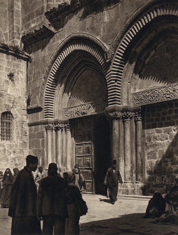 القدس ، كنيسة القيامة ، البوابة (b / w photo) بواسطة كارل جروبر