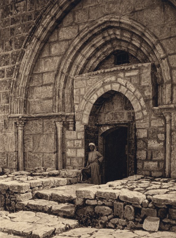 القدس ، كنيسة قبر العذراء ، البوابة (b / w photo) بواسطة كارل جروبر