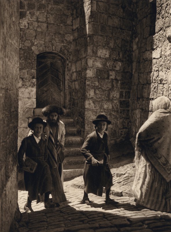 القدس ، اليهود ذاهبون إلى الكنيس (صورة بالأبيض والأسود) بواسطة كارل جروبر