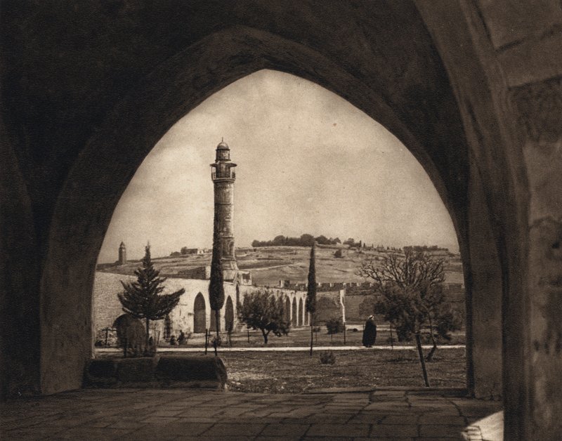 القدس ، منظر لجبل الزيتون من مكان الهيكل (صورة b / w) بواسطة كارل جروبر