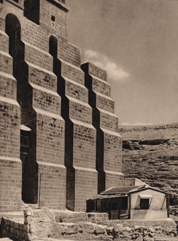 مار سابا ، دعامات كنيسة الدير (b / w photo) بواسطة كارل جروبر