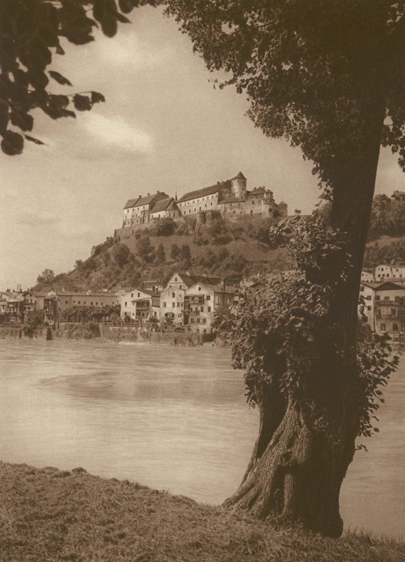بورغهاوزن على نهر سالزاخ ؛ Burghausen على Salzach (صورة b / w) بواسطة كيرت هيلشر