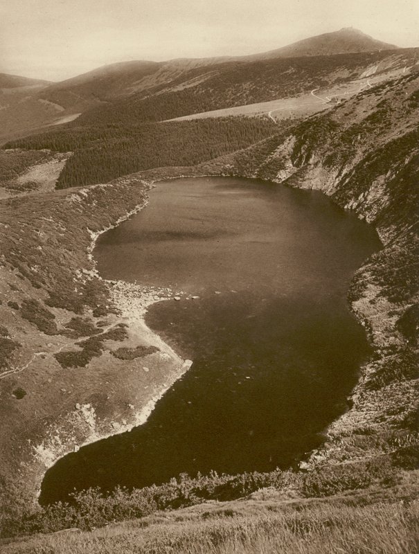 The Big Pond and Sněžka (الجبال العملاقة) ؛ البركة العظمى و Schneekoppe (الجبال العملاقة) (صورة b / w) بواسطة كيرت هيلشر