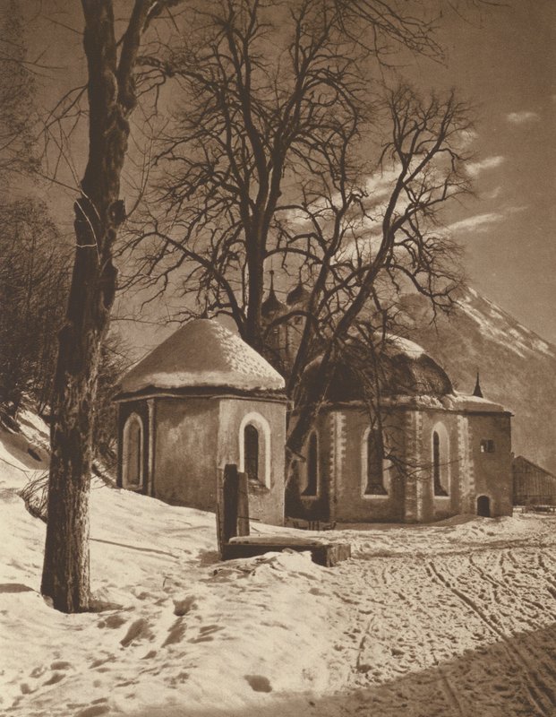 كنيسة Loretto بالقرب من Oberstdorf ؛ كنيسة لوريتو بالقرب من أوبرستدورف (صورة b / w) بواسطة كيرت هيلشر