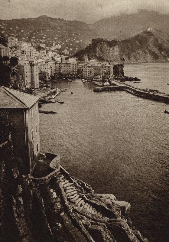 إيطاليا: Camogli ، Riviera (b / w photo) بواسطة كيرت هيلشر
